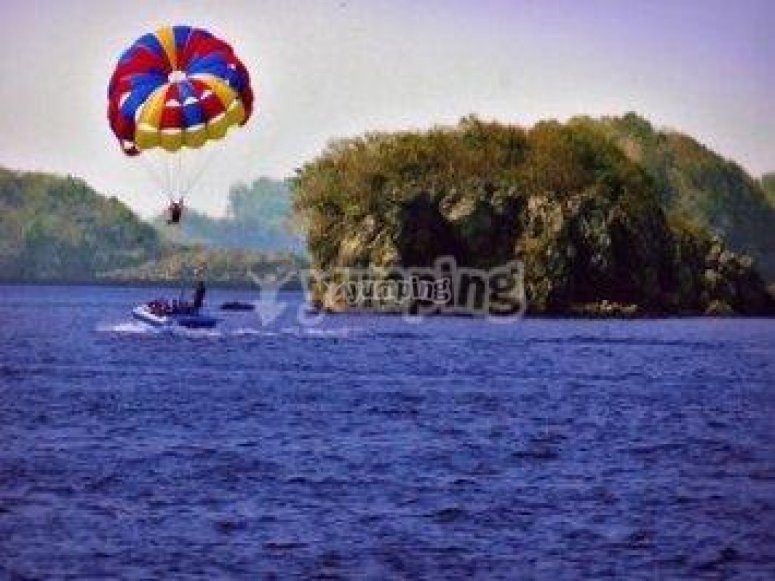 Parascending con moto acuática Parascending con moto acuática